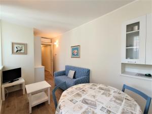 ストレーザにあるAntica Stresaのベッド、椅子、テレビが備わる客室です。