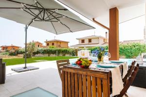 patio con tavolo e ombrellone di Villa delle Viole a Quartu SantʼElena