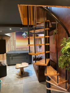 spiralne schody w pokoju z ławką w obiekcie Blackroom w mieście Theux