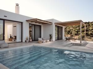 Bazén v ubytování Elle Lux Villa, Essence of Endless Blue, By ThinkVilla nebo v jeho okolí