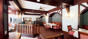 - une salle à manger avec une table et des chaises dans l'établissement Sundown Country Estate, à Boshoek