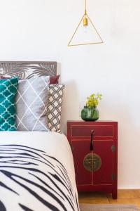 un letto con un comò rosso e una pianta sopra di Apartment with Sea View and Garden. a Fornells