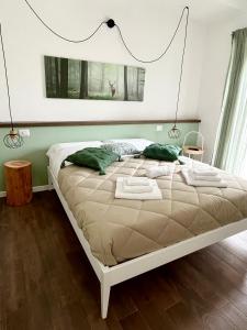 Tempat tidur dalam kamar di Sotto al Bosco B&B e Azienda Agricola