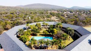 uma vista aérea de uma casa com piscina em Sundown Country Estate em Boshoek