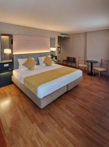 a large bedroom with a large bed and a table at Hotel 3K Madrid in Lisbon
