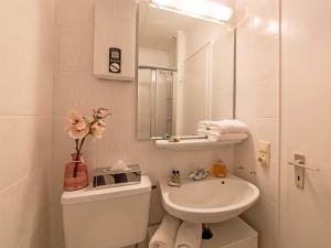 ヴェニングシュテットにあるMaxの白いバスルーム(洗面台、トイレ付)