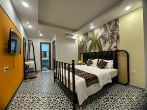 um quarto com uma cama grande e uma televisão em Wins House - khách sạn em Duong Dong