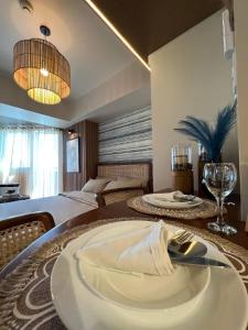 een hotelkamer met een tafel met een bord erop bij Suēlo at Azure North Pampanga in San Fernando