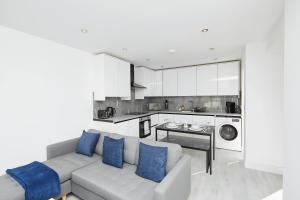 uma sala de estar com um sofá e uma cozinha em Modern Home in Derby City Centre - Free Gated Parking em Derby