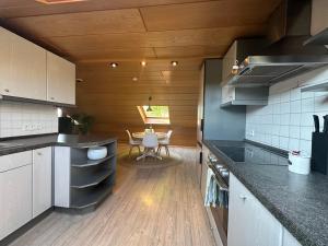 een keuken met zwarte aanrechtbladen en een tafel bij In der Natur gelegene Wohnung mit Weitblick in Hüthum