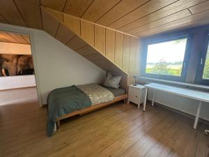 een slaapkamer met een bed en een raam in een kamer bij In der Natur gelegene Wohnung mit Weitblick in Hüthum