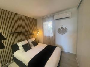 sypialnia z dużym łóżkiem w pokoju w obiekcie La Martina w miejscowości Sainte-Maxime
