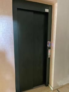 een donkergroene deur in een kamer bij Private, Air Conditionner and Free Parking in Fès