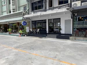 una strada vuota di fronte a un edificio di The Marble Hostel a Bangkok