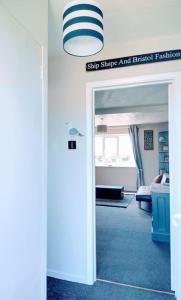 pasillo con puerta a la sala de estar en Dune Roamin': Sea Palling's Treasure - NOW with TV, en Norwich