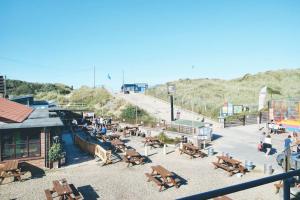 un grupo de mesas y sillas en una playa en Dune Roamin': Sea Palling's Treasure - NOW with TV, en Norwich