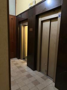 a hallway with two elevators in a building at Appartamento monolocale Fiuggi 14 MQ piscina dal 20 giugno al 15 settembre in Fiuggi