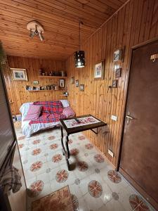 a bedroom with a bed and a table in it at Appartamento monolocale Fiuggi 14 MQ piscina dal 20 giugno al 15 settembre in Fiuggi