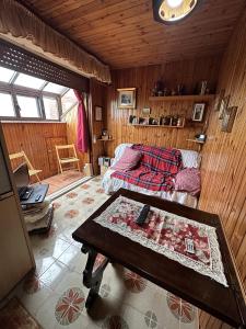 ein Schlafzimmer mit einem Bett und einem Tisch darin in der Unterkunft Appartamento monolocale Fiuggi 14 MQ piscina dal 20 giugno al 15 settembre in Fiuggi