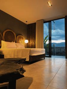 - une chambre avec un lit et une grande fenêtre dans l'établissement Hotel Zelva Negra, à Medellín