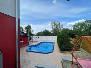 プラハにあるBáječné ubytování ve vile s bazénem a terasou.の- パティオ(青い大型スイミングプール付)