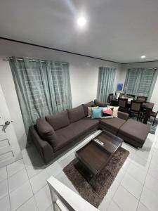 - un salon avec un canapé et une table dans l'établissement TymCast's Place - 2 Story house, à Kabankalan