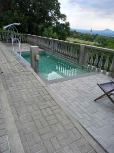 basen z płotem i wodą w obiekcie Holiday home in Balatongyörök 42694 w mieście Balatongyörök