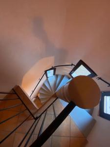uma escada em espiral num quarto com uma janela em Le Riquewihrien em Riquewihr