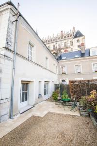 a courtyard of a building with tables and chairs at Grenier à sel quai d'Amboise# - PMR in Amboise