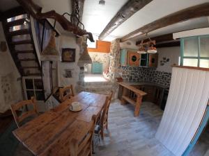 Cette grande chambre dispose d'une table et de chaises en bois. dans l'établissement Maison Maralpine, à Roubion
