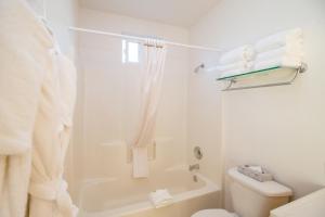 Bathroom sa Stunning Oceanview Shelter Cove! Private Hot Tub! Oceanfront! Tesla EV station