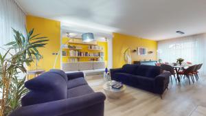 sala de estar con 2 sofás y comedor en Maison Mandarine Colmar 5 bedrooms 180m2 en Colmar