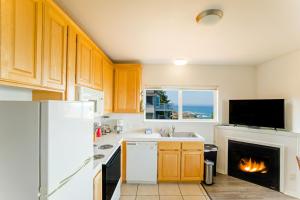 Kitchen o kitchenette sa Stunning Oceanview Shelter Cove! Private Hot Tub! Oceanfront! Tesla EV station