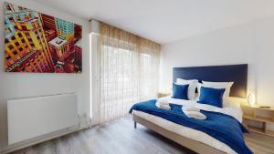 een slaapkamer met een bed en een schilderij aan de muur bij Maison Mandarine Colmar 5 bedrooms 180m2 in Colmar