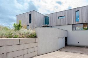 een huis met een betonnen muur bij Dune Villa 7 in Zandvoort