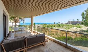 マニルバにあるMarina del Castillo apartemento 2076のビーチの景色を望むバルコニー(ソファ付)