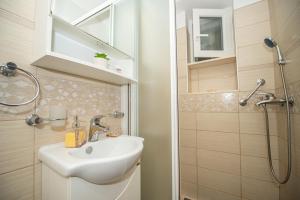 een badkamer met een wastafel en een douche bij Room Blue Moon Split in Split +34 foto's