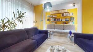 een woonkamer met een bank en een boekenplank bij Maison Mandarine Colmar 5 bedrooms 180m2 in Colmar +39 foto's