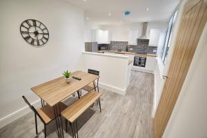 a kitchen and dining room with a table and chairs at High Spec Spacious 2BD Apt, Parking, Nr Newcastle in Gateshead