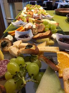 una mesa cubierta con muchos tipos diferentes de comida en Hotel Alessandro, en Neuried