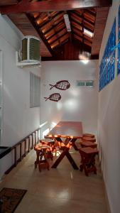 a room with a table and chairs in a room at Pipa Céu Azul in Pipa