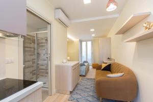 Habitación con baño con sofá y ducha. en Mono Via Bellinzona, en Como