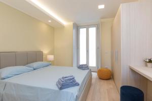 1 dormitorio con cama y ventana grande en Mono Via Bellinzona en Como