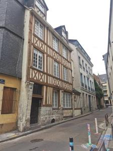 um edifício antigo ao lado de uma rua em Le 1675_I - Confort et charme de l'ancien em Rouen