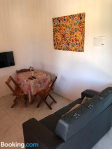 ein Wohnzimmer mit Tisch und Couch in der Unterkunft Pousada Villas do Arraial in Arraial d'Ajuda