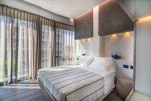 - une chambre avec un lit et une grande fenêtre dans l'établissement Hotel Ras, à Gatteo a Mare
