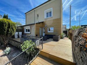 una terraza de madera frente a una casa en LA DOUCE Saumuroise en Angers