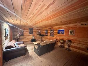 una gran sala de estar con techo de madera. en Utopia Feels Botanical Glampground and Micro-Farm, en Coldstream