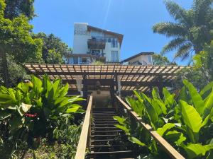 un escalier menant à une maison avec toit dans l'établissement Bombinhas Guest House, à Bombinhas
