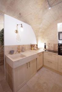 eine Küche mit einer Spüle und einer Arbeitsplatte in der Unterkunft La DAME de FLAUX in Uzès